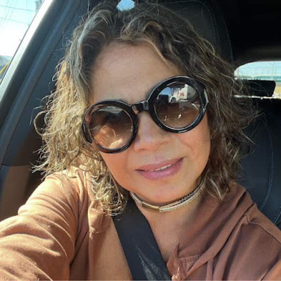 Profile Picture of Arely Celani (@arelycelani1961) on Poshmark