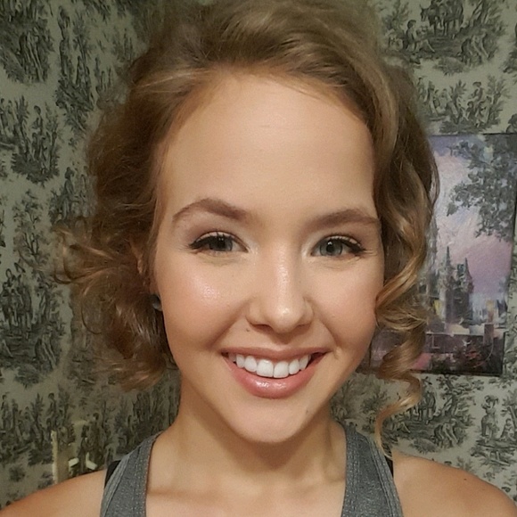 Profile Picture of Amanda Bulinski (@arbulinski) on Poshmark