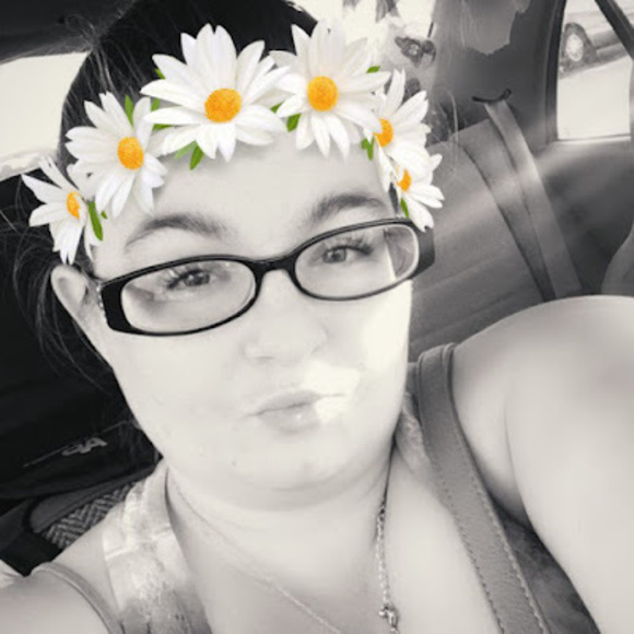 Profile Picture of Nicole Anglin (@cowstitchlover8) on Poshmark