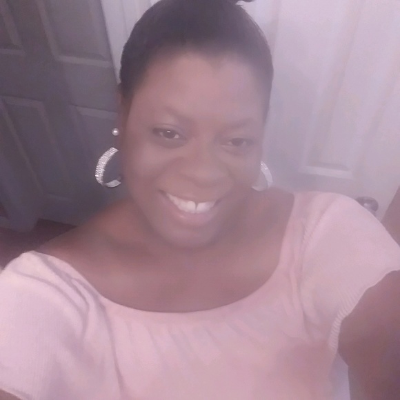 Profile Picture of Pauline Potts (@ppotts40) on Poshmark