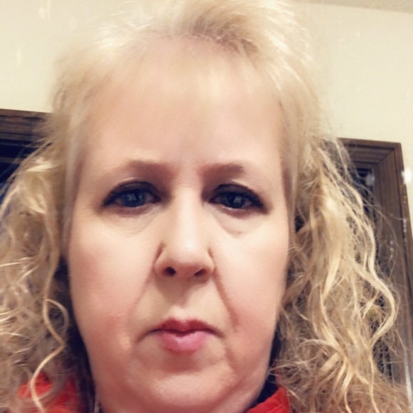 Profile Picture of Lori Hahn (@lorihahn44) on Poshmark