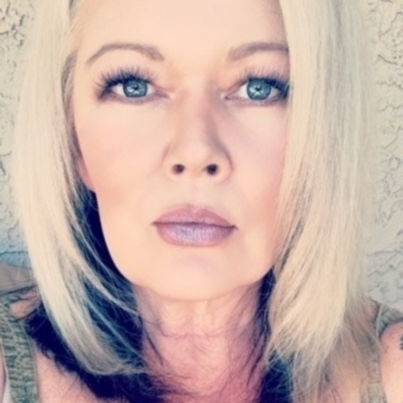 Profile Picture of Karla Schleier (@karlas773) on Poshmark