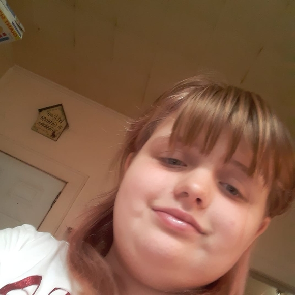 Profile Picture of Samantha Goeckel (@supercutegood) on Poshmark