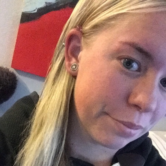 Profile Picture of Carly Weber (@carlswarls10) on Poshmark