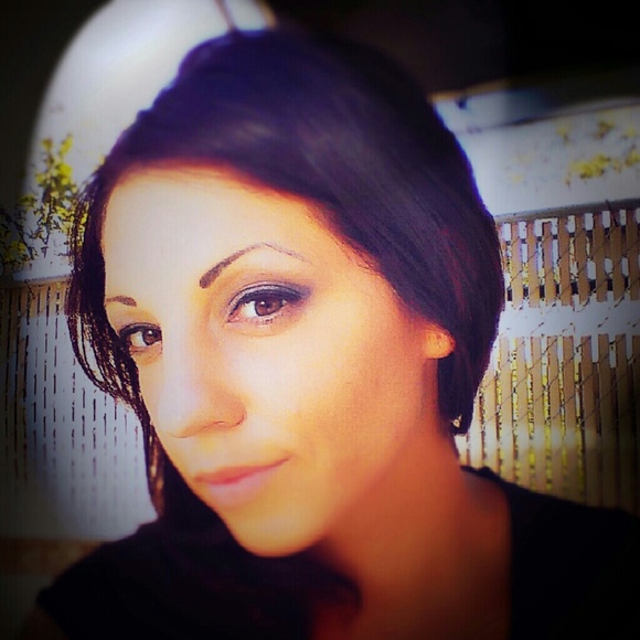 Profile Picture of Crystal Hinkle (@crystallanesd) on Poshmark