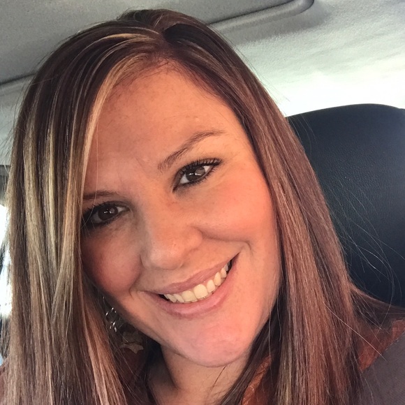 Profile Picture of Angie Stansbury (@astansbury81) on Poshmark