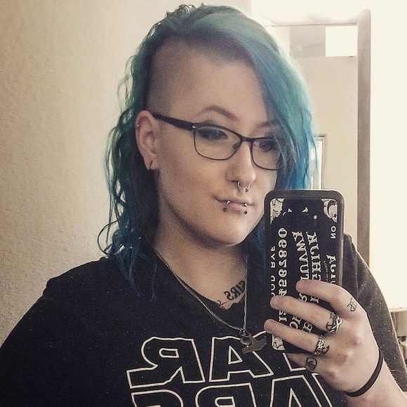 Profile Picture of Kelsi Snyder (@kelsisnyder) on Poshmark