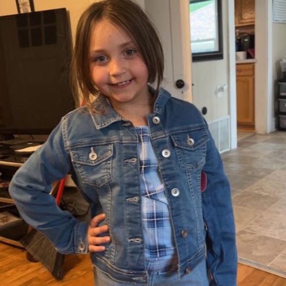 Profile Picture of April Curtis (@aprilcurtis300) on Poshmark