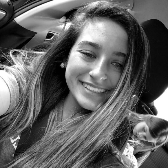 Profile Picture of Alexis Botchie (@alexisbotchie) on Poshmark