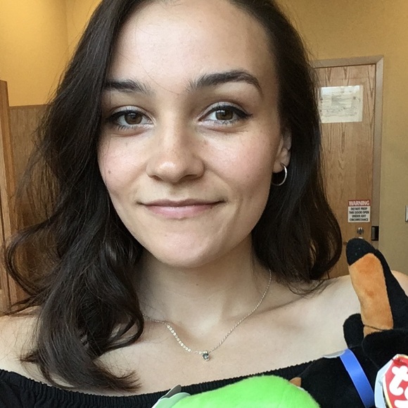 Profile Picture of Hannah Musick (@cheapbish) on Poshmark