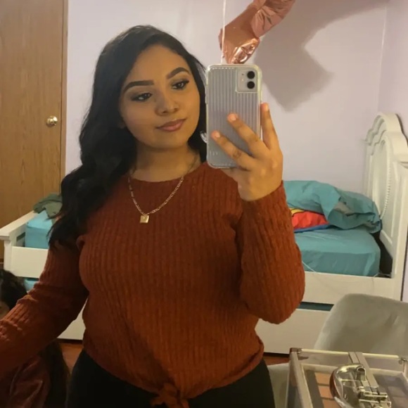 Profile Picture of Juliana Flores (@yflores128) on Poshmark