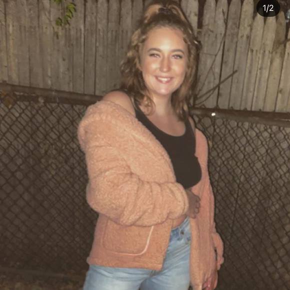 Profile Picture of Stefani Schmidt (@stefani120) on Poshmark