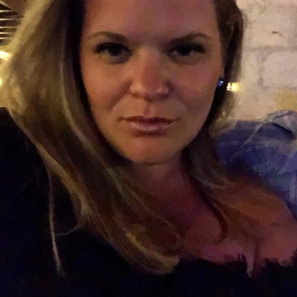 Profile Picture of Elizabeth Lavaia (@eolizabeth) on Poshmark