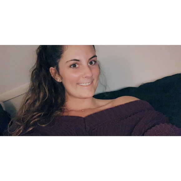 Profile Picture of Jade Watters (@jadee_scarlett) on Poshmark