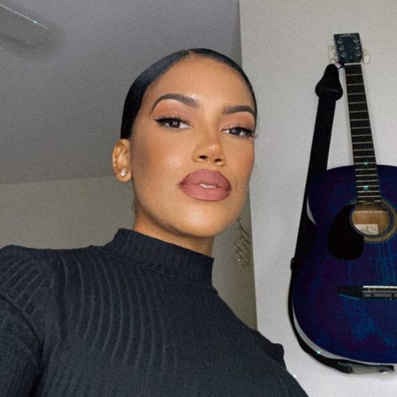 Profile Picture of Gineyda Corsan (@gineyda) on Poshmark