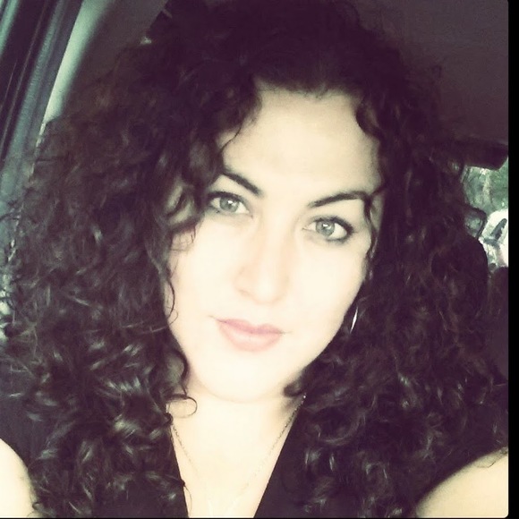 Profile Picture of Pamela Wechsler (@wonderwoman220) on Poshmark