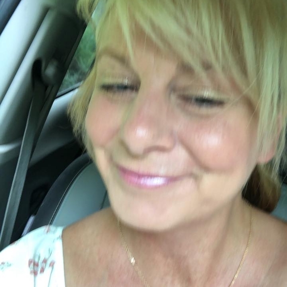 Profile Picture of Julie Scott (@julzie1973) on Poshmark