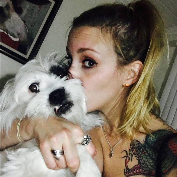 Profile Picture of Danielle Edmonston (@daniedmonston) on Poshmark