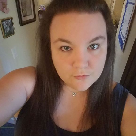 Profile Picture of Amanda Walley (@snwbby197) on Poshmark