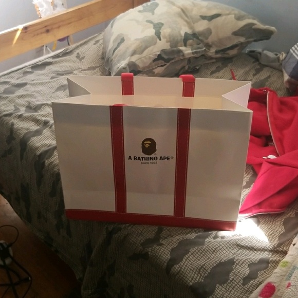 Profile Picture of Sky Lee (@skyworks) on Poshmark