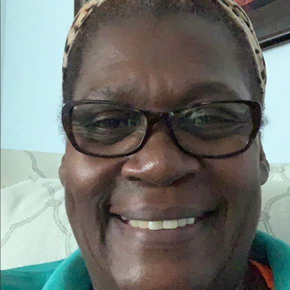 Profile Picture of Jenn Looby (@layla0124) on Poshmark