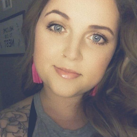 Profile Picture of Chesney Neises (@chesneyhess) on Poshmark