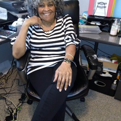 Profile Picture of Mrs BJ Holloway (@Peachie100) on Twitter