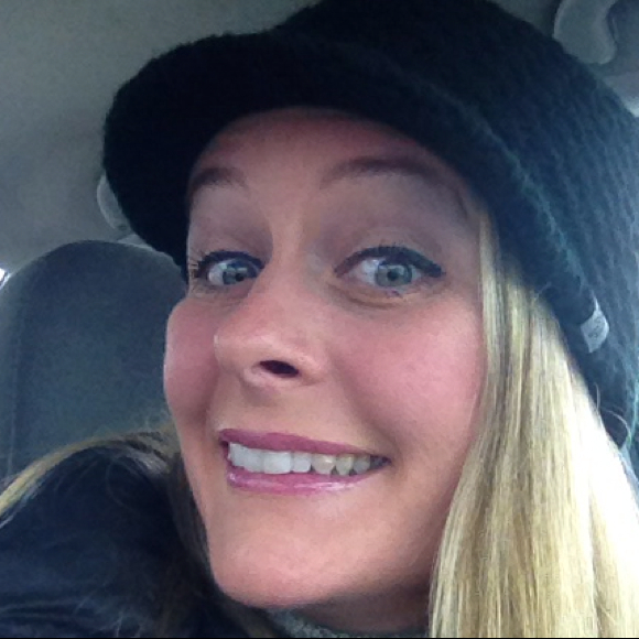 Profile Picture of Amanda Damario (@aek3423) on Poshmark