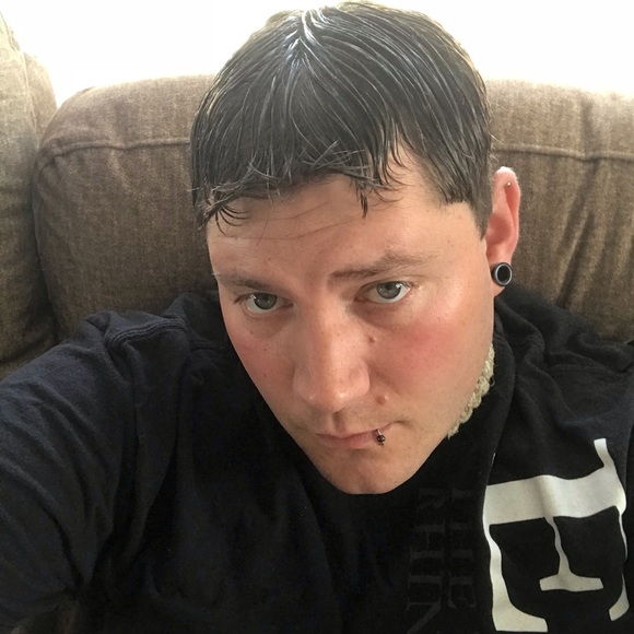 Profile Picture of Dennis Lowe (@lowedennis85) on Poshmark