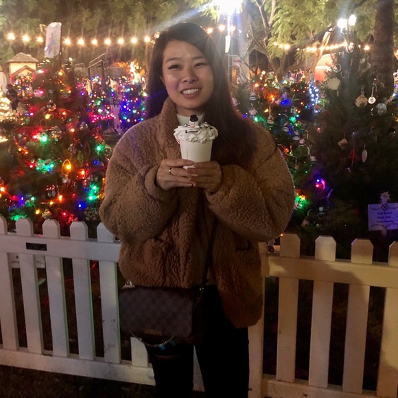 Profile Picture of Iris Cheung (@iareiess) on Poshmark
