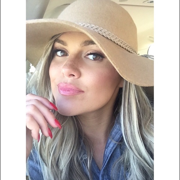 !katie Bracey - Poshmark Profile Picture of !katie Bracey (@ktbelfi25) on Poshmark