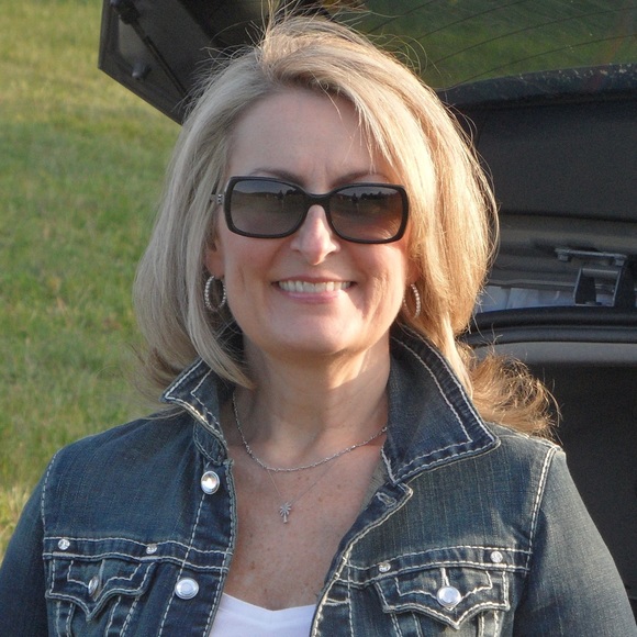 Profile Picture of Terri Keith (@tbkeith11) on Poshmark