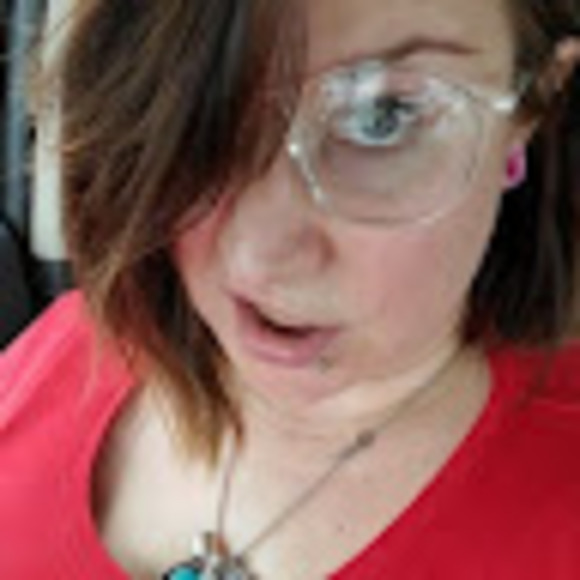 Profile Picture of Lisa Gill (@lgilly22) on Poshmark