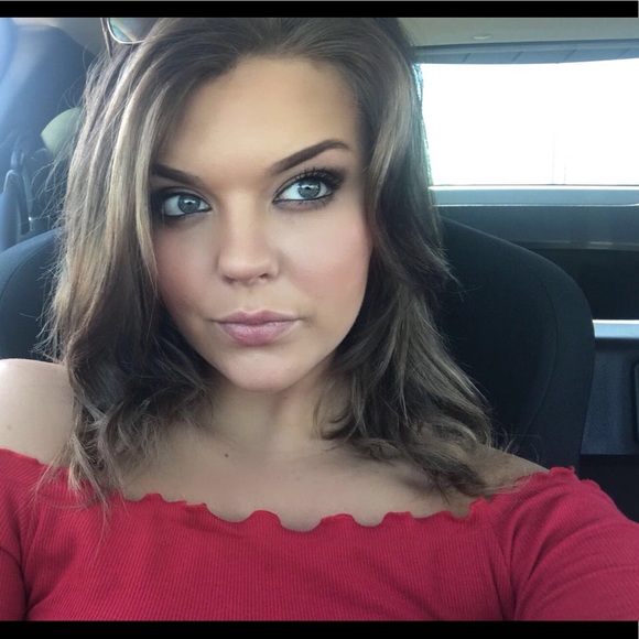 Profile Picture of Bianca Ray (@biancaoliviaray) on Poshmark