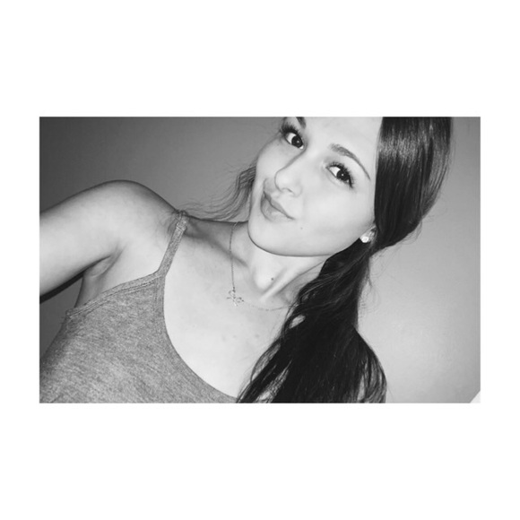 Profile Picture of Danielle Humecky (@daniellehumecky) on Poshmark