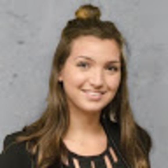 Profile Picture of Lesley Golnik (@lesleygolnik) on Poshmark