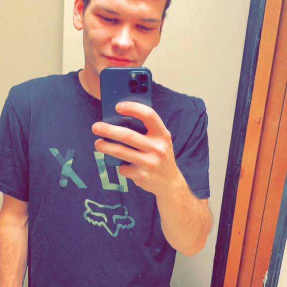 Profile Picture of Brandon Gilbert (@brandongilbe139) on Poshmark