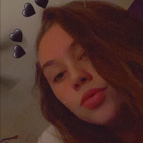 Profile Picture of Melanie Gianquinto (@m_gianquinto) on Poshmark