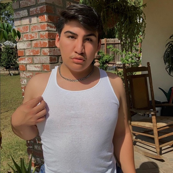 Profile Picture of Danny Chavarria (@kngdnny2000) on Poshmark