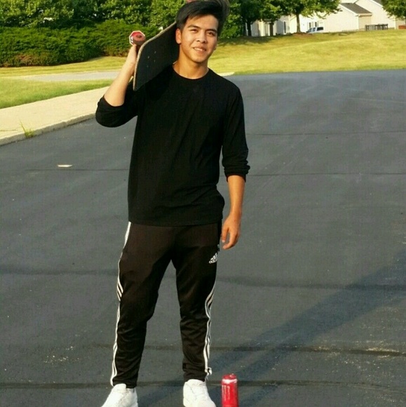 Profile Picture of Andres Chavez (@andy_chavezzz) on Poshmark