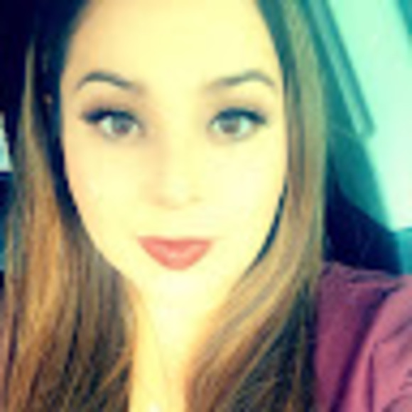 Profile Picture of Alicia Amavisca (@aliciaamavisca) on Poshmark