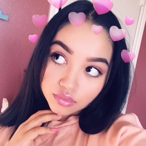 Profile Picture of Eloisa Ramirez (@exquisitellie) on Poshmark