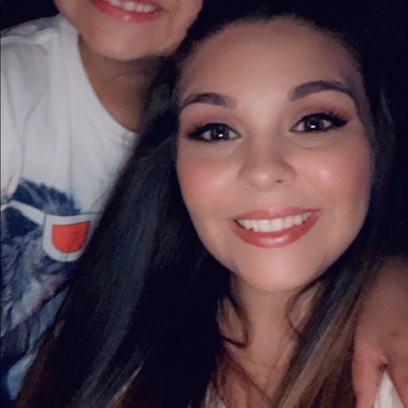 Profile Picture of Alex Leos (@alexandra5037) on Poshmark