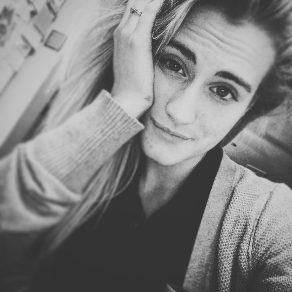 Profile Picture of Ruth Oliff (@rolaf12) on Poshmark