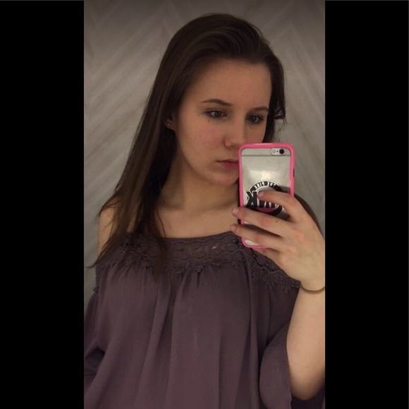 Profile Picture of Elizabeth Snoots (@elizabeth_s_73) on Poshmark