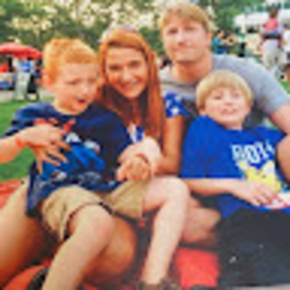 Profile Picture of Selena Bartelson-andrews (@selenaisthemoon) on Poshmark