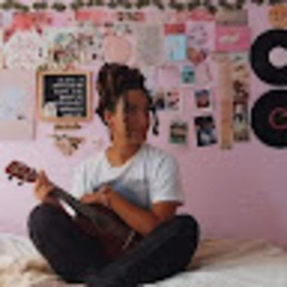 Profile Picture of Vivian Leach (@vivilea04) on Poshmark