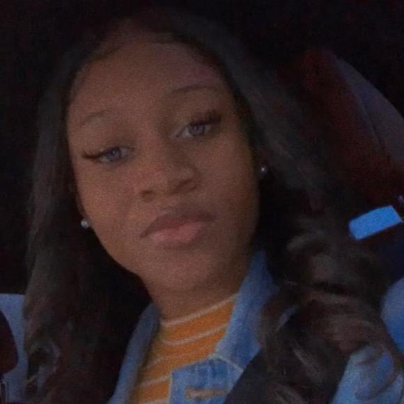 Profile Picture of Kennedy Gordon (@kennsymone15) on Poshmark