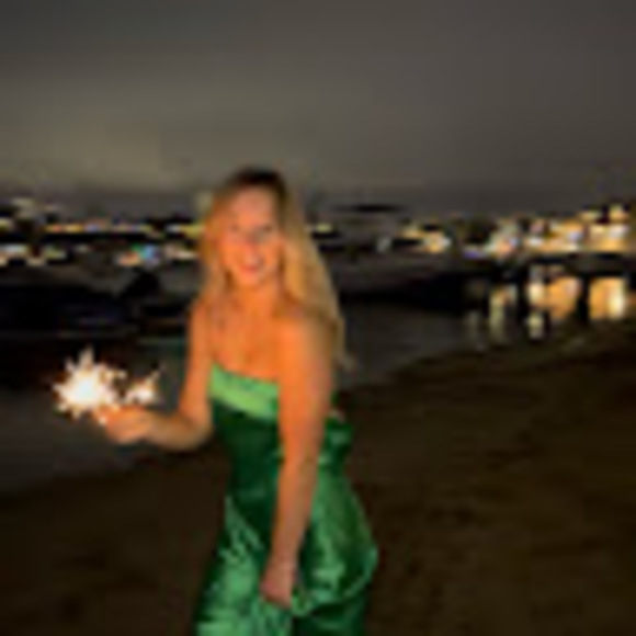 Profile Picture of Capri Geoffroy (@caprigeoffroy) on Poshmark