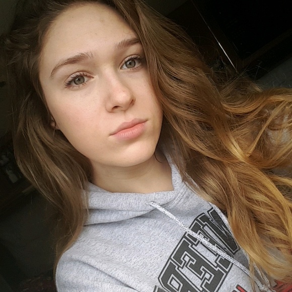 Profile Picture of Amanda Willis (@amandaw333) on Poshmark